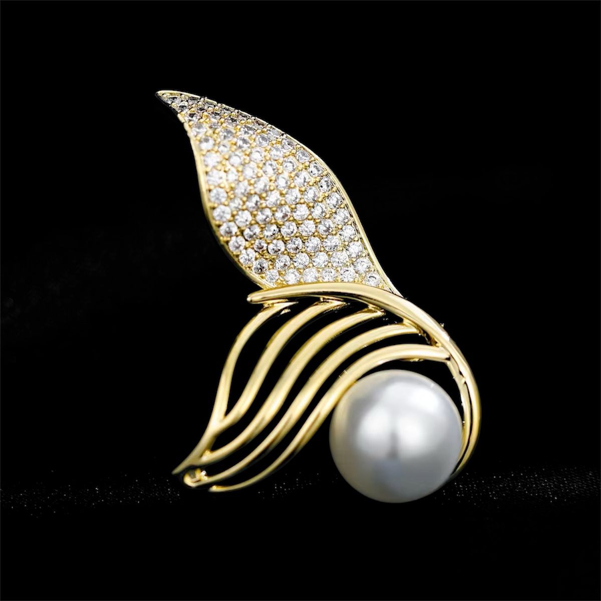 Gold leaf pearl brooch